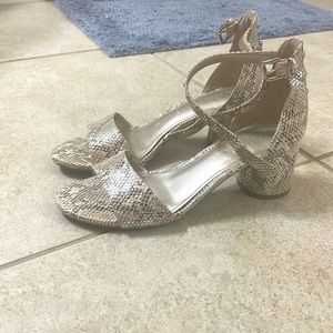 Anne Klein Dress Shoes, size 8. Silver/cream snake skin pattern